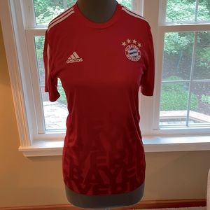 Men’s Med red FC Bayern Munich shirt